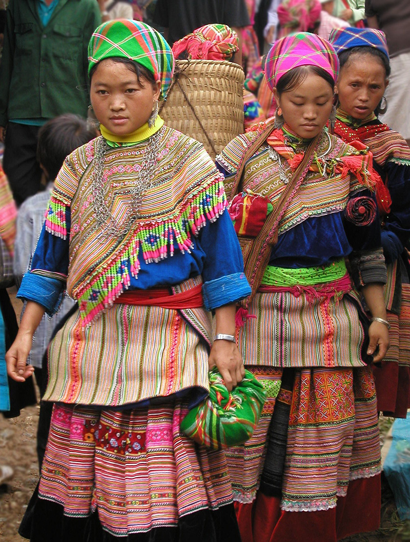 Mujeres de la etnia Miao. Wikimedia commons, dominio público para «Etnia Miao».