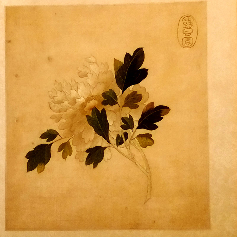 Crisantemo bordado en seda. Museo de Nanjing. Imagen: Ecelan, CC BY-SA 4.0