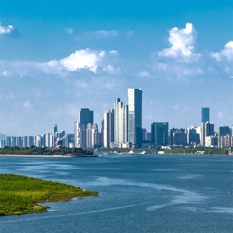 Changsha es la capital de Hunan. Skyline con el río Xiang. Foto: Ckproject, CC BY-SA 4.0, Wikimedia para «Changsha». 