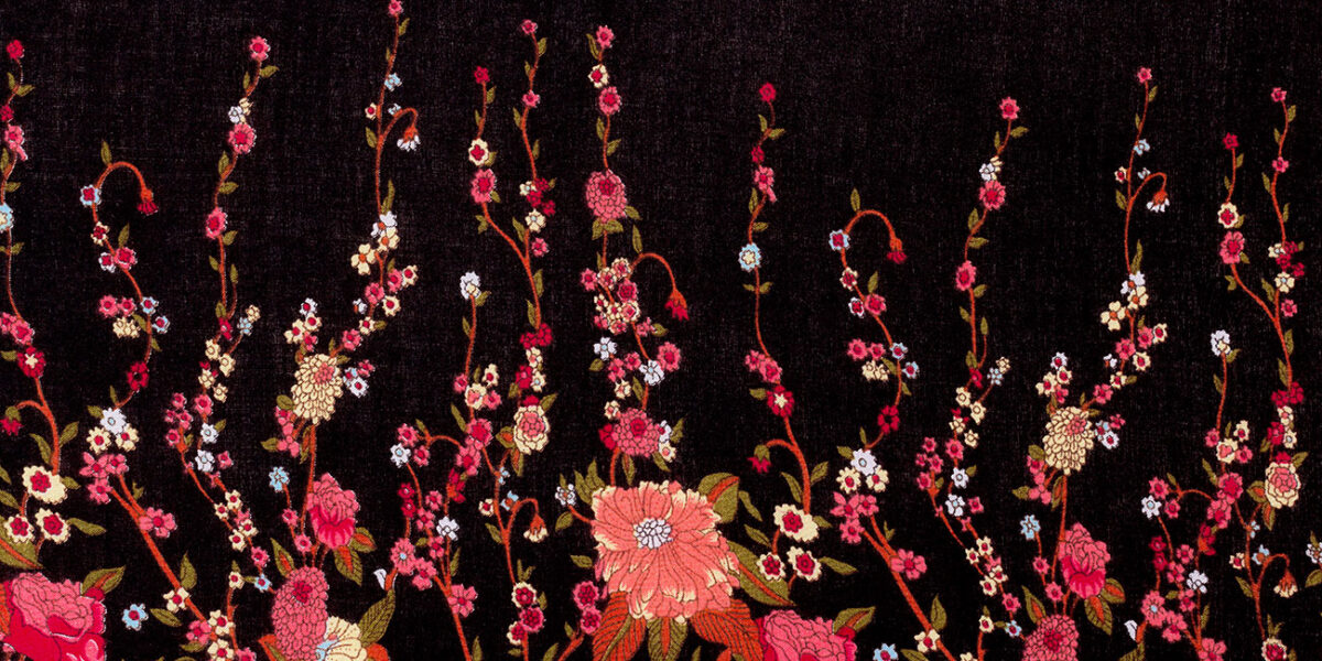 Flores bordadas sobre tela negra. Foto: 123RF