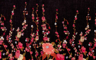 Flores bordadas sobre tela negra. Foto: 123RF
