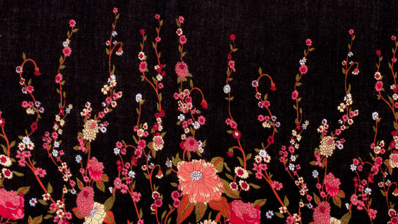 Flores bordadas sobre tela negra. Foto: 123RF