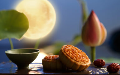 Pasteles de la luna en la fiesta del medio otoño, con la luna llena al fondo.