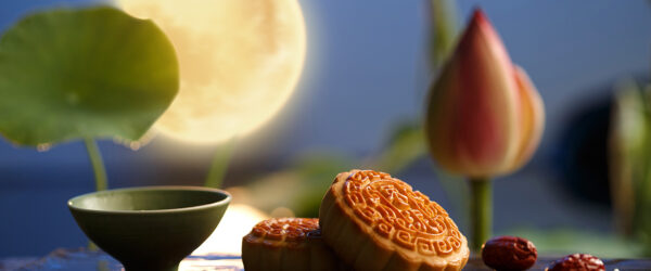 Pasteles de la luna en la fiesta del medio otoño, con la luna llena al fondo.