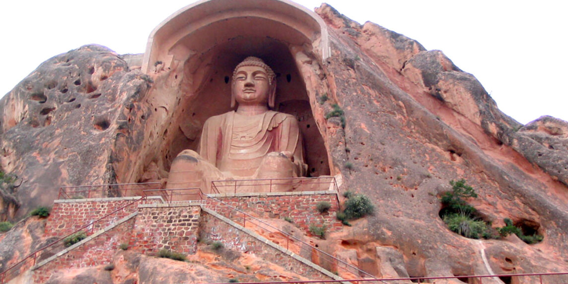 Estatua del Buda Sakyamuni, construida en el año 849, de 26 m de altura. Foto: Dominio público, Wikipedia.
