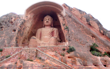 Estatua del Buda Sakyamuni, construida en el año 849, de 26 m de altura. Foto: Dominio público, Wikipedia.