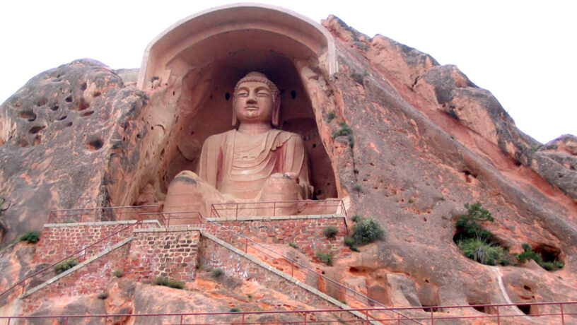 Estatua del Buda Sakyamuni, construida en el año 849, de 26 m de altura. Foto: Dominio público, Wikipedia.