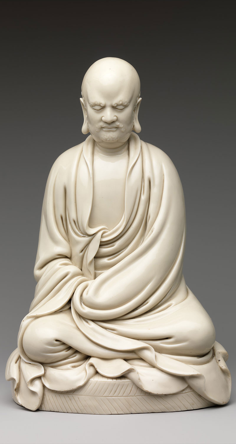 Bodhidharma, el legendario patriarca indio del siglo VI que introdujo el budismo Zen (禅, chán) en China. Estatua esmaltada en blanco. Wikimedia commons, dominio público para «Dehua porcelain sculptures».