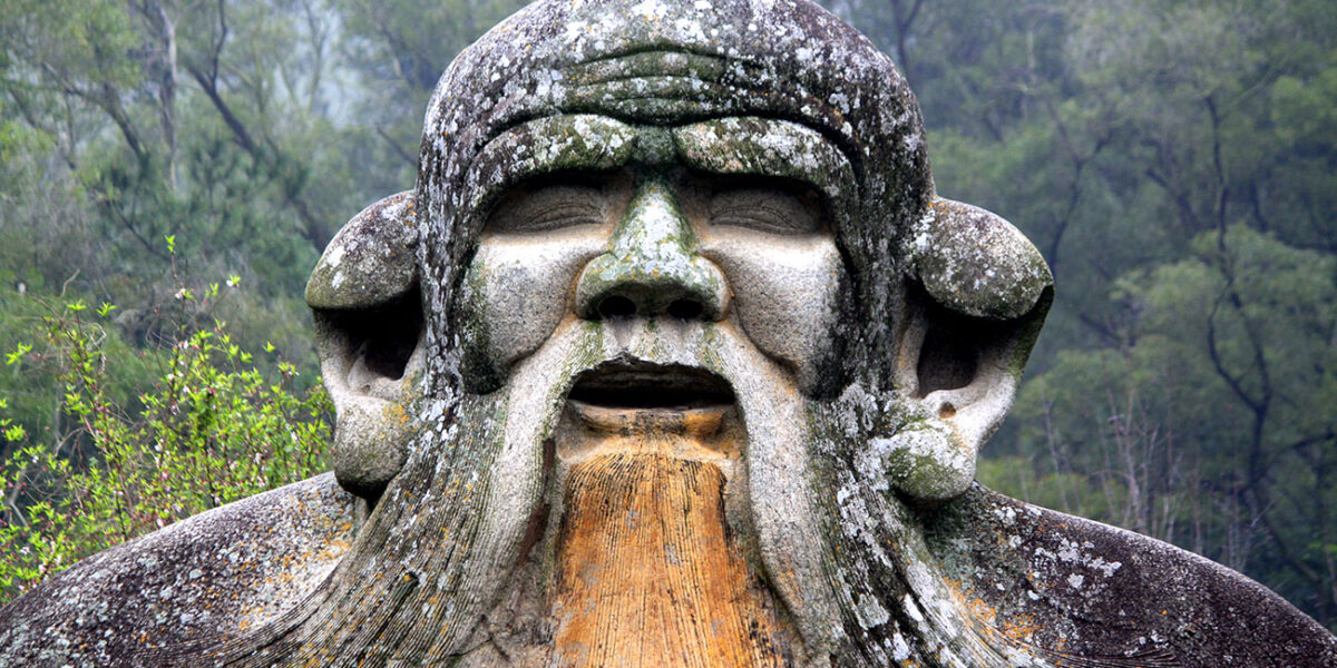 La estatua de Laozi, tallada en la dinastía Song (宋朝), es un ícono del arte taoísta y atractor de peregrinos. Presenta a Laozi como "deidad inmortal". Foto: 123RF