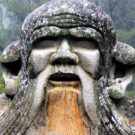 La estatua de Laozi, tallada en la dinastía Song (宋朝), es un ícono del arte taoísta y atractor de peregrinos. Presenta a Laozi como "deidad inmortal". Foto: 123RF
