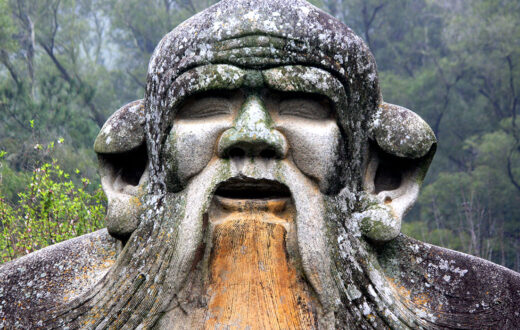 La estatua de Laozi, tallada en la dinastía Song (宋朝), es un ícono del arte taoísta y atractor de peregrinos. Presenta a Laozi como "deidad inmortal". Foto: 123RF