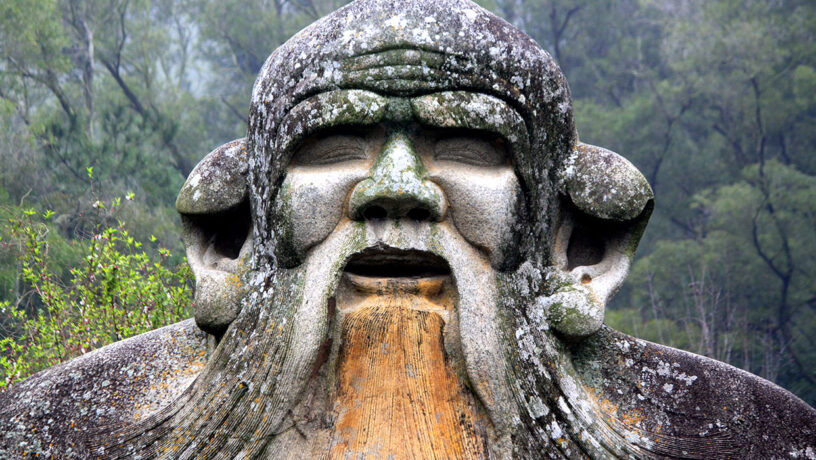 La estatua de Laozi, tallada en la dinastía Song (宋朝), es un ícono del arte taoísta y atractor de peregrinos. Presenta a Laozi como "deidad inmortal". Foto: 123RF