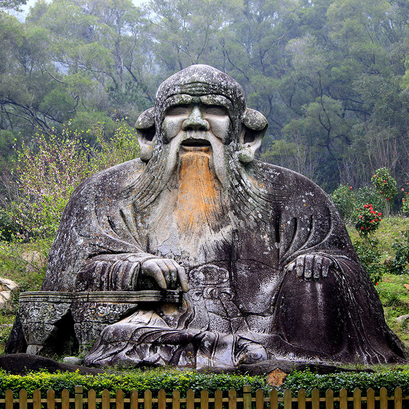 Estatua de piedra de Laozi. Montaña Qingyuan La escultura de Laozi (老子) en el Monte Qingyuan, ubicada en la ciudad de Quanzhou, provincia de Fujian, China. Foto: Zhangzhugang. CC BY-SA 4.0, Wikimedia para «Stone statue of Laozi».