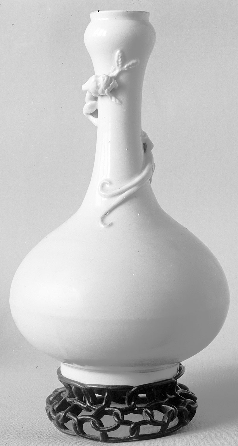 Botella esmaltada. Wikimedia commons, dominio público para «Dehua porcelain».