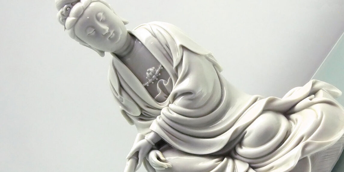 Detalle de la estatua esmaltada en blanco de Guanyin. Wikimedia commons, dominio público para «Dehua porcelain sculptures».