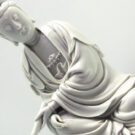 Detalle de la estatua esmaltada en blanco de Guanyin. Wikimedia commons, dominio público para «Dehua porcelain sculptures».