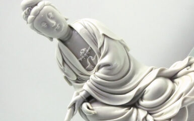 Detalle de la estatua esmaltada en blanco de Guanyin. Wikimedia commons, dominio público para «Dehua porcelain sculptures».