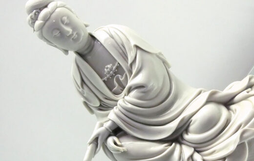 Detalle de la estatua esmaltada en blanco de Guanyin. Wikimedia commons, dominio público para «Dehua porcelain sculptures».