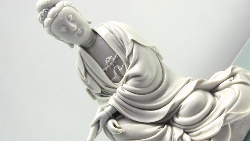 Detalle de la estatua esmaltada en blanco de Guanyin. Wikimedia commons, dominio público para «Dehua porcelain sculptures».