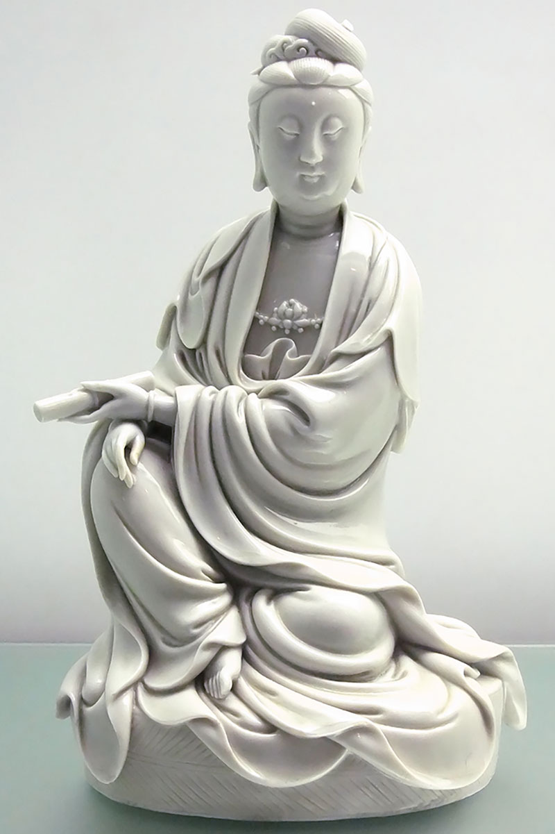 Estatua esmaltada en blanco de Guanyin. Cerámica de Dehua. Hong Kong Museum of Art. Wikimedia commons, dominio público para «Dehua porcelain sculptures».