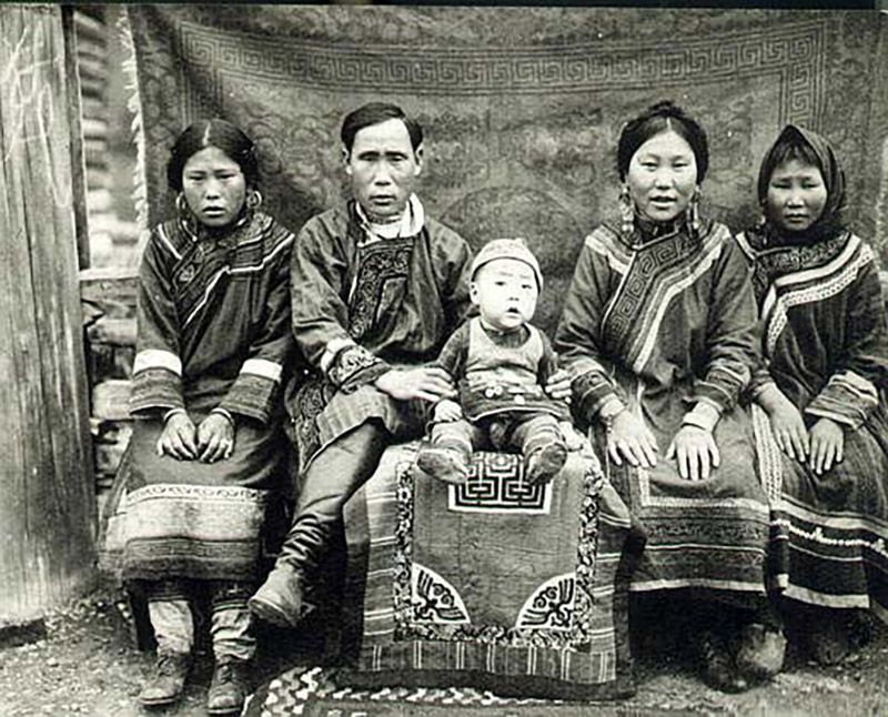 Familia de la etnia hezhen. Foto: Wikipedia.