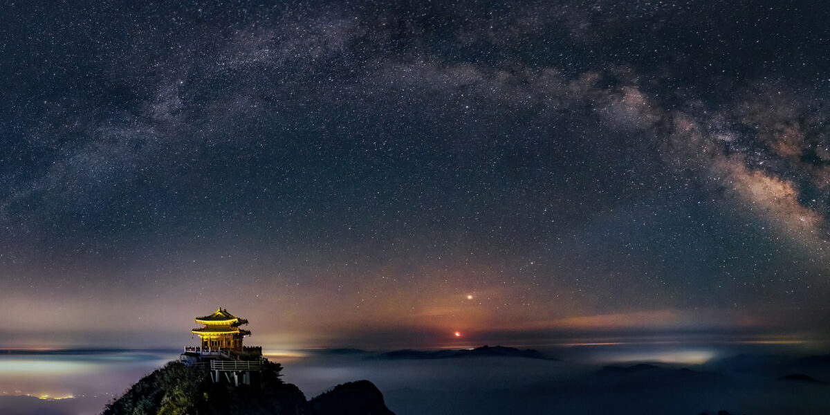 La Luna y la Vía Láctea sobre el Pabellón Dorado de la Montaña Laojung. Foto: Likai Lin. Commons:Licensing., CC BY 4.0, https://commons.wikimedia.org/w/index.php?curid=133667994