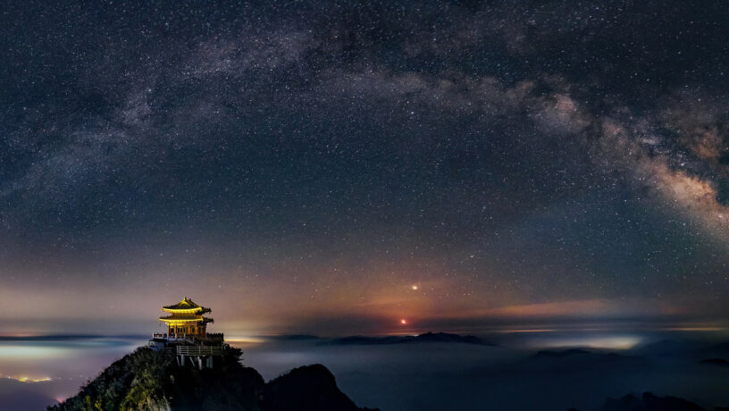 La Luna y la Vía Láctea sobre el Pabellón Dorado de la Montaña Laojung. Foto: Likai Lin. Commons:Licensing., CC BY 4.0, https://commons.wikimedia.org/w/index.php?curid=133667994
