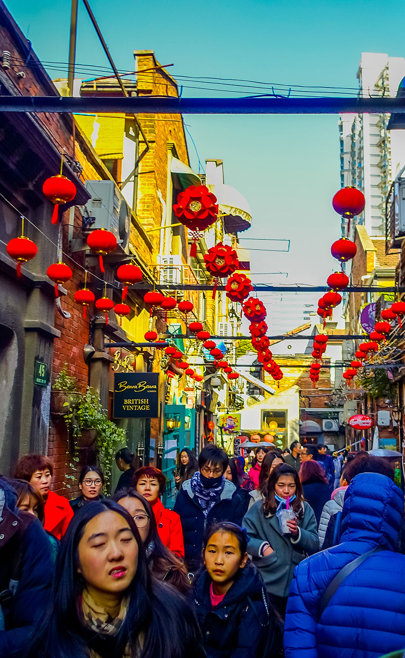 Durante el Año Nuevo Chino se celebran multitud de mercados en los templos de los pueblos y ciudades a los que acuden las familias para pasar jornada divertida. Calles decoradas en el barrio de la Concesión Francesa de Shanghai durante la Fiesta de la Primavera de 2017. Foto: 123RF.