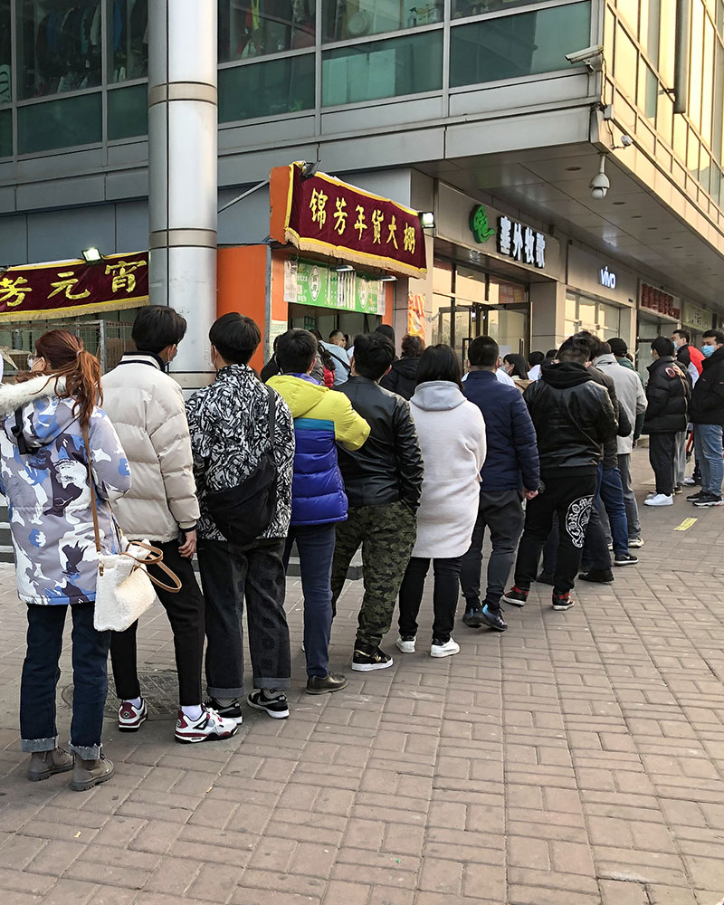 Gente haciendo cola en Hong Kong para comprar Yuanxiao. Foto: Wikimedia commons, dominio público. By N509FZ.