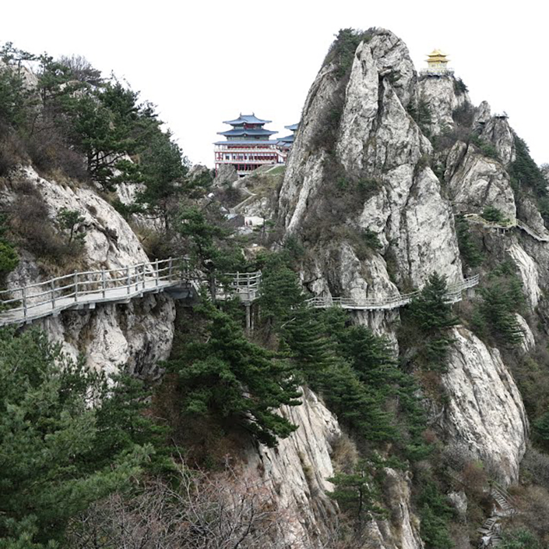 El Pabellón dorado de la montaña Laojung. Foto: Nyx Ning. Panoramio, CC BY-SA 3.0, https://commons.wikimedia.org/w/index.php?curid=92796142