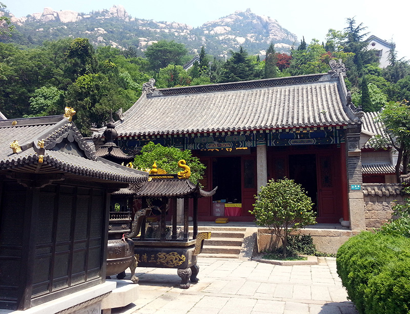 Templo Taoista de Taiqing en Qingdao, Shandong, China. Foto: Rolfmueller. Wikimedia commons, dominio público para «Laoshan taiqing gong hall»