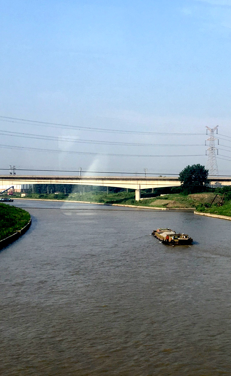 Canal en Jiangnang. Foto: Bjoertvedt, CC BY-SA 4.0. Wikimedia para «Grand Canal of China».