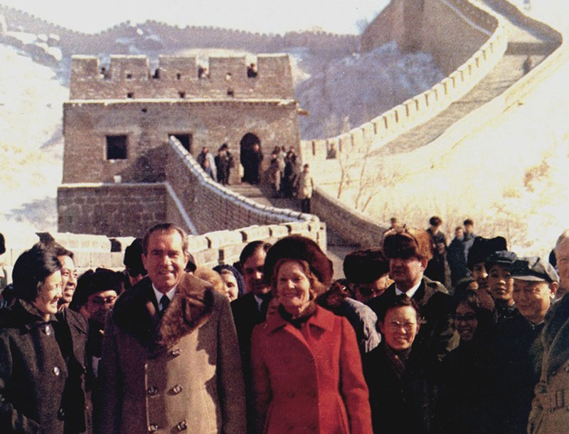 Richad Nixon y su esposa visitan la Muralla China en 1972. Foto: Byron Schumaker - U.S. National Archives and Records Administration, Dominio público.