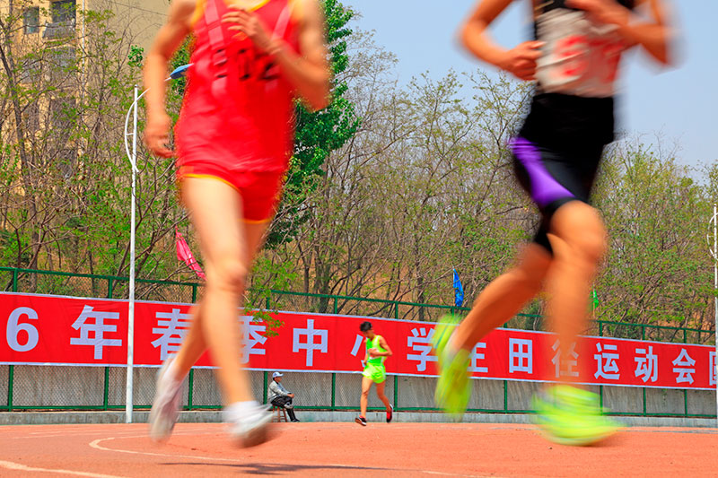 Corre mucho más rápido que yo. "Tā bǐ wǒ pǎo de kuài duōle"他比我跑得快多了. Foto: 123RF.