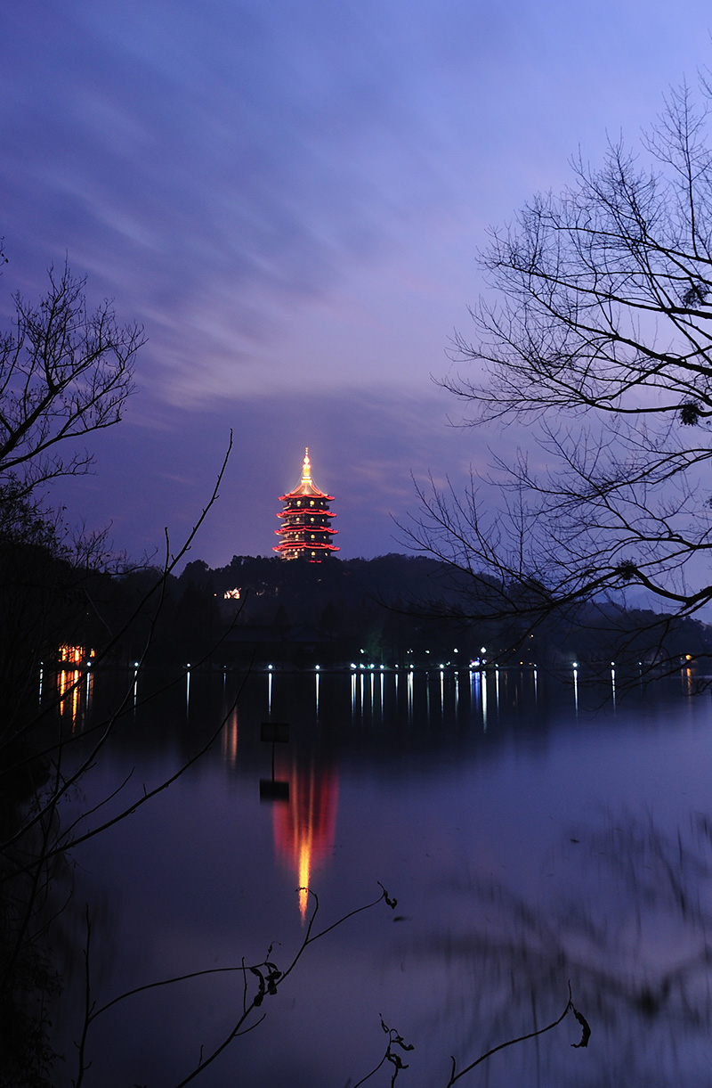 Pagoda Leifeng en el lago Oeste de Hangzhou. Es uno de los escenarios de la Leyenda de la Serpiente Blanca y Bay Suzhen. Foto: 123RF.