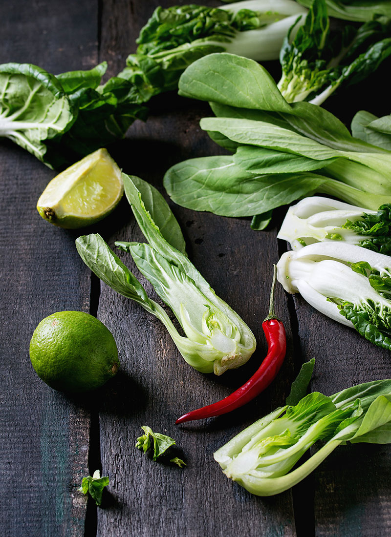 Surtido de enteros o en rodajas choy bebé crudo Bok (col china), rocoto y limón. Foto: 123RF.