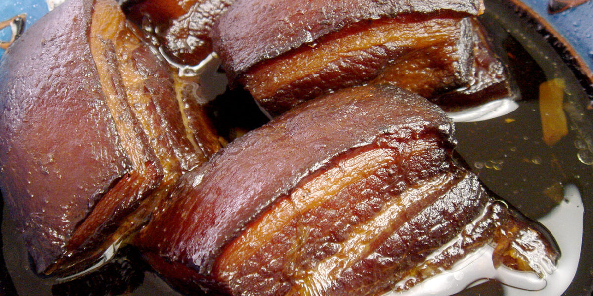 Cerdo al vino de Shaoxing, o cerdo dongpo, guisado con salsa de soja y vino de arroz. Foto: By Sjschen, CC BY-SA 3.0. Wikimedia para «dongpo pork».