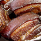 Cerdo al vino de Shaoxing, o cerdo dongpo, guisado con salsa de soja y vino de arroz. Foto: By Sjschen, CC BY-SA 3.0. Wikimedia para «dongpo pork».