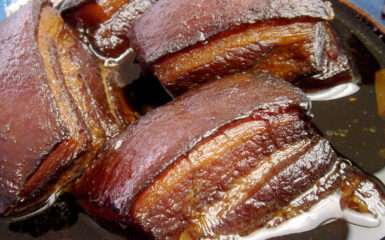 Cerdo al vino de Shaoxing, o cerdo dongpo, guisado con salsa de soja y vino de arroz. Foto: By Sjschen, CC BY-SA 3.0. Wikimedia para «dongpo pork».