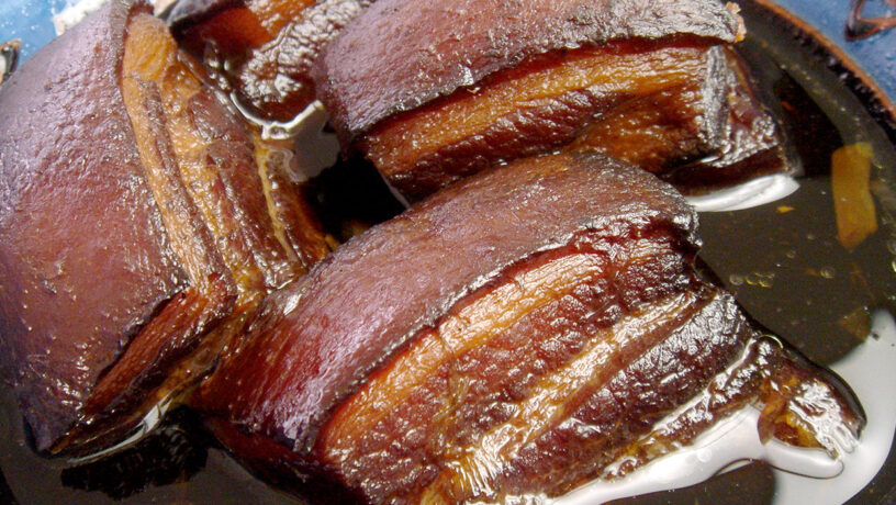 Cerdo al vino de Shaoxing, o cerdo dongpo, guisado con salsa de soja y vino de arroz. Foto: By Sjschen, CC BY-SA 3.0. Wikimedia para «dongpo pork».