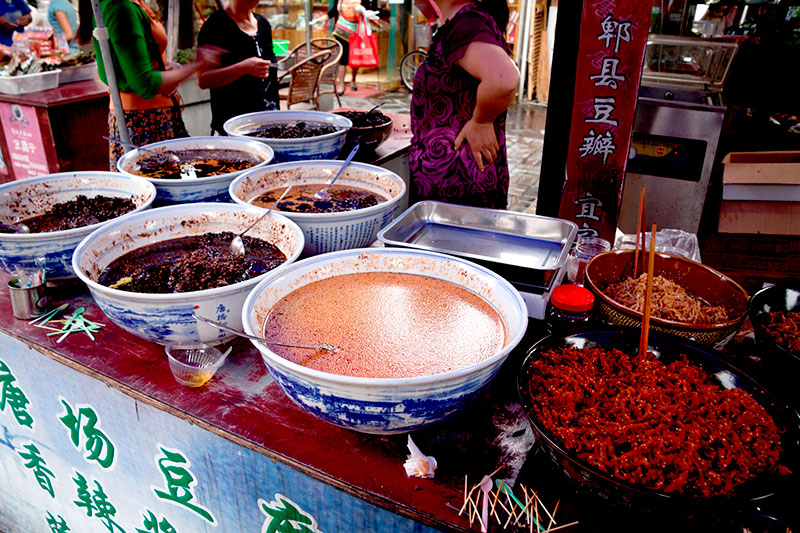Chengdú: restaurante callejero con comida tradicional precocinada. Foto: 123RF.