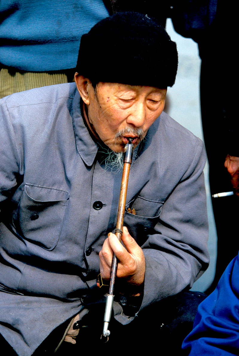 Chengdú: Fumando una pipa tradicional. Foto: 123RF.