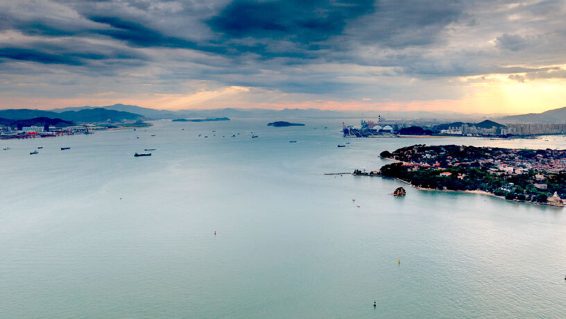 Isla de Gulangyu: vista con la ciudad de Xiamen. Foto: 123RF.