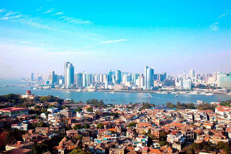 Isla de Gulangyu en primer plano. La ciudad de Xiamen al otro lado del canal. Foto: 123RF.