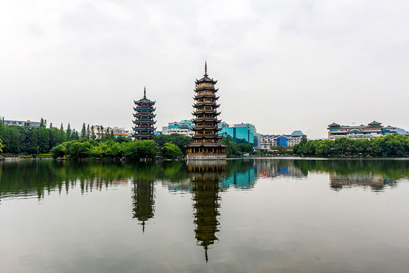 Pagoda del Sol y la Luna, en Guilin. Foto: 123RF.