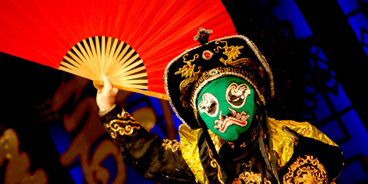 Mascara de la Ópera de Sichuan en una representación en Chengdu. Foto: Wikimedia commons, dominio público para «sichuan opera masks».