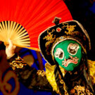 Mascara de la Ópera de Sichuan en una representación en Chengdu. Foto: Wikimedia commons, dominio público para «sichuan opera masks».