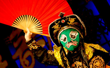 Mascara de la Ópera de Sichuan en una representación en Chengdu. Foto: Wikimedia commons, dominio público para «sichuan opera masks».