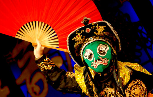 Mascara de la Ópera de Sichuan en una representación en Chengdu. Foto: Wikimedia commons, dominio público para «sichuan opera masks».