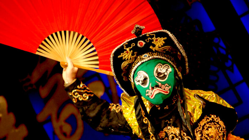 Mascara de la Ópera de Sichuan en una representación en Chengdu. Foto: Wikimedia commons, dominio público para «sichuan opera masks».